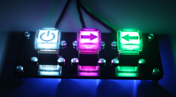 RGB LED Button Bricklets mit Einlagen in Dunkelheit